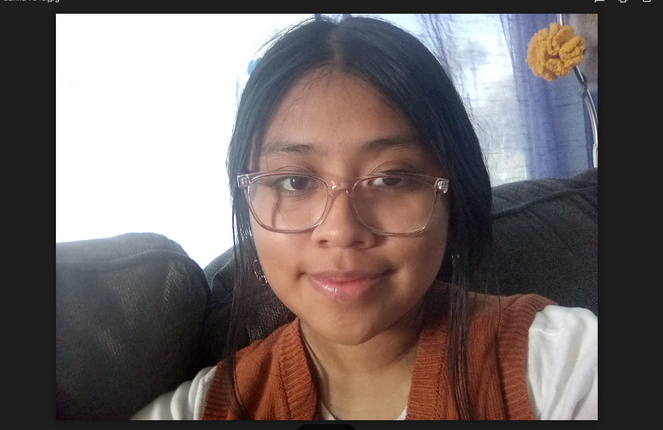 An image of a young woman, Danna Calles, smiling softly.