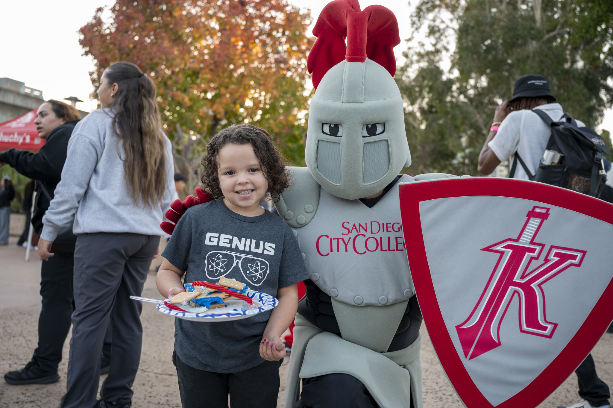 knight mascot with kid at an event